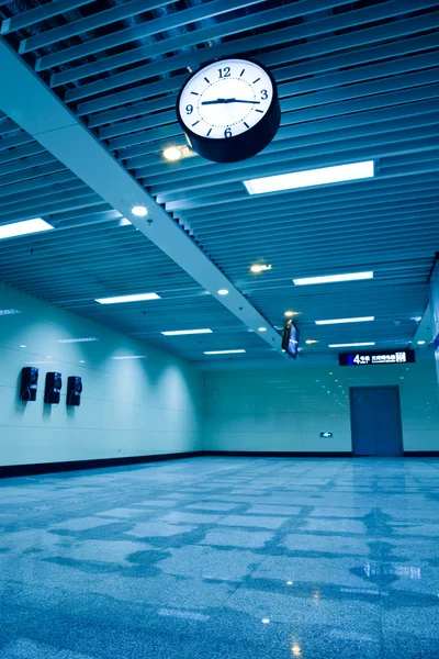 Metro istasyonundaki modern binanın çatısında çan çalıyor.. — Stok fotoğraf