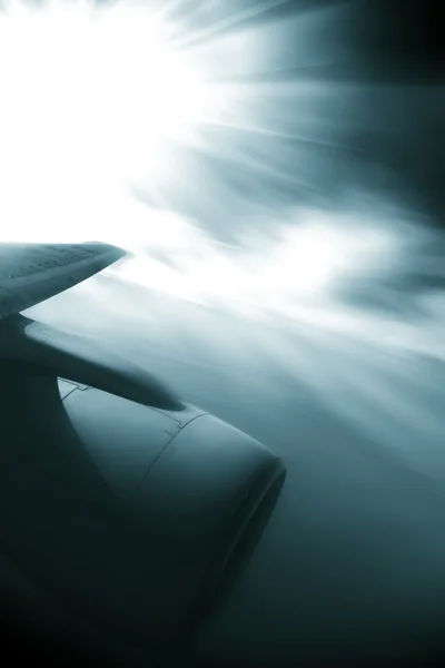 Das Flugzeug vor blauem Himmel. — Stockfoto
