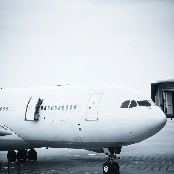 Flugzeug wartet auf Abflug in Pudong Flughafen Shanghai China. — Stockfoto