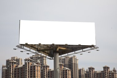 Mavi gökyüzü arka planda billboard.