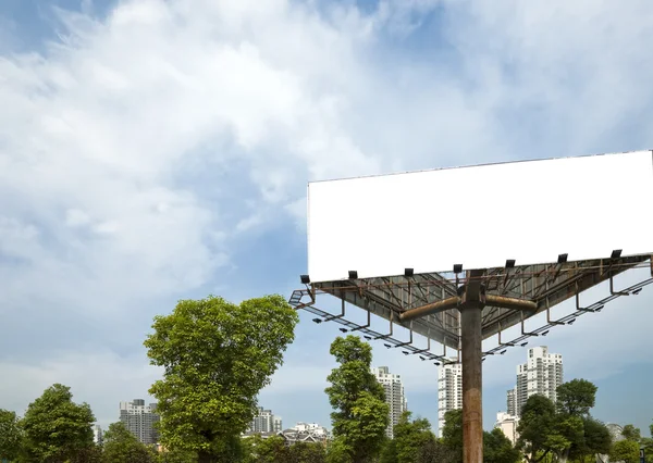 Рекламный щит на фоне голубого неба . — стоковое фото