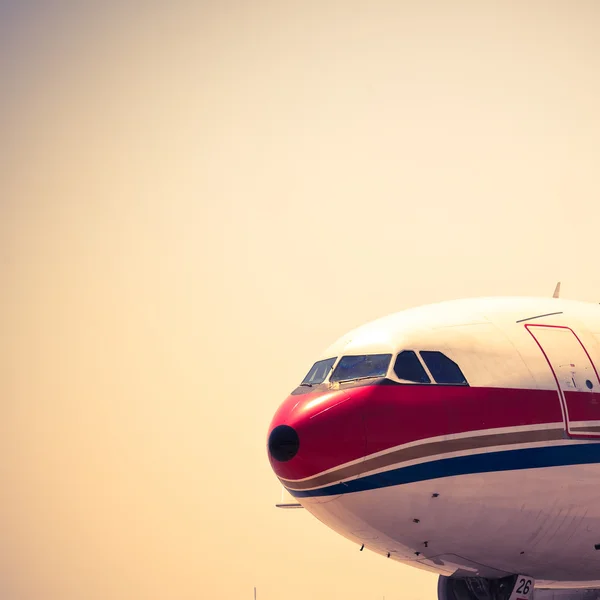 Vliegtuig wacht voor vertrek in pudong airport shanghai china. — Stockfoto