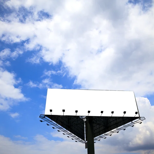 Die Werbetafel auf dem blauen Himmelshintergrund. — Stockfoto
