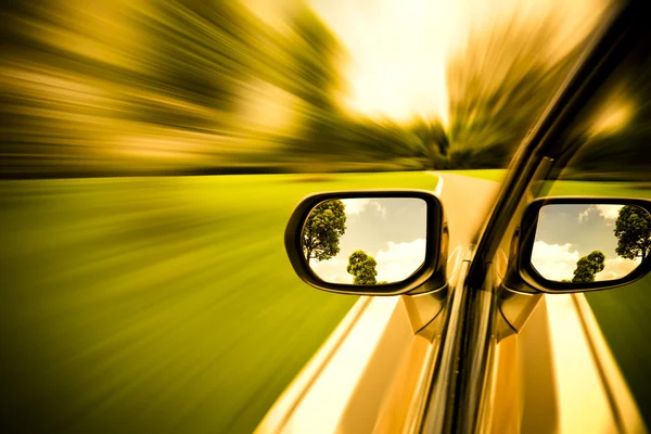 Auto sulla strada con movimento sfocatura sfondo . — Foto Stock