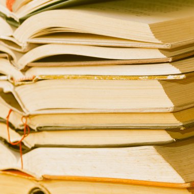 büyük bir yığın eski ev kitap .