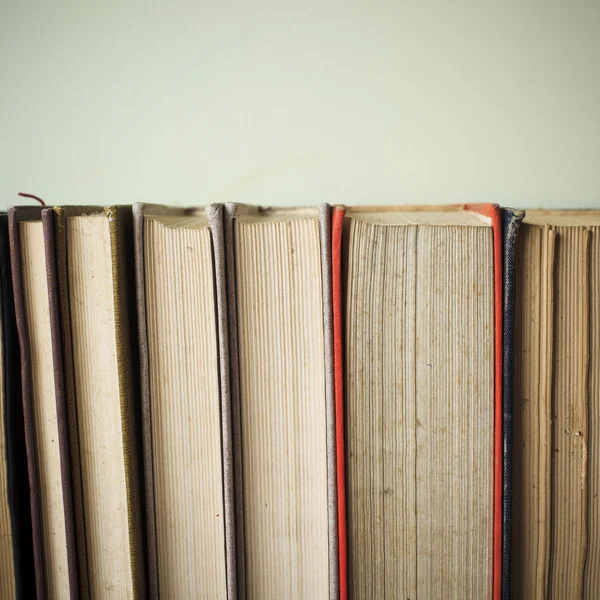Ein großer Stapel alter Bücher zu Hause . — Stockfoto