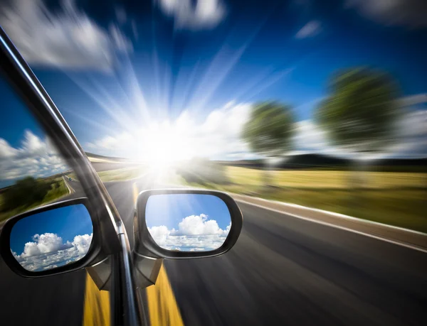 Autó az úton, a motion blur háttér. — Stock Fotó