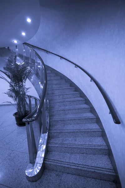 Σκάλες από ένα εσωτερικό ξενοδοχείο. — Φωτογραφία Αρχείου