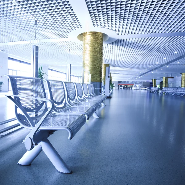 在上海浦东新区 airport.interior 机场的长椅. — 图库照片
