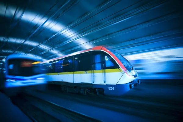 Bewegungsunschärfe bei Zügen — Stockfoto