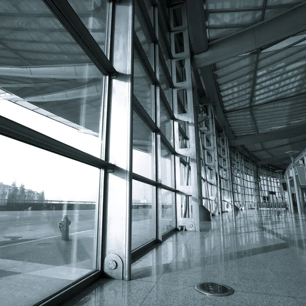 Halle des Flughafens, modernes Gebäudekonzept. — Stockfoto