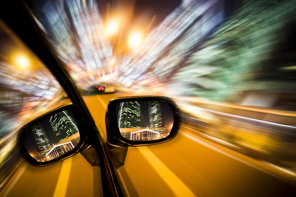 Auto op de weg met motion blur achtergrond in nacht. — Stockfoto