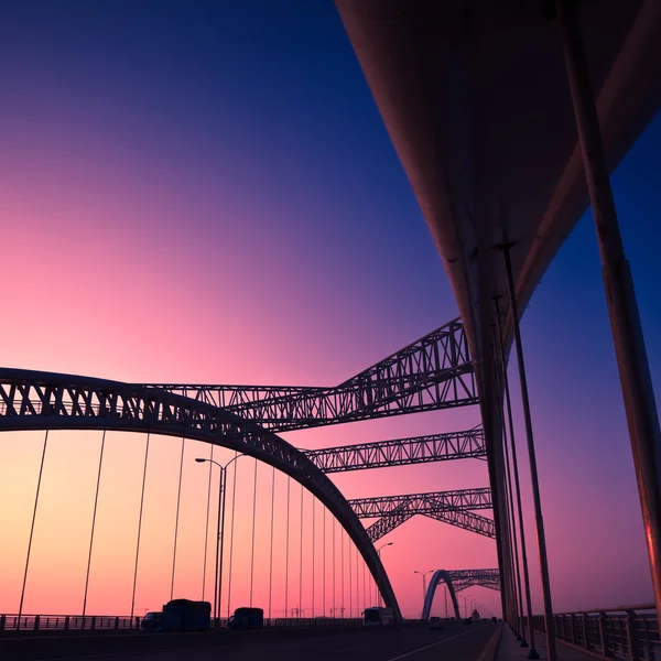 日没、モーションで橋を通って高速トラックのぼかし. — ストック写真