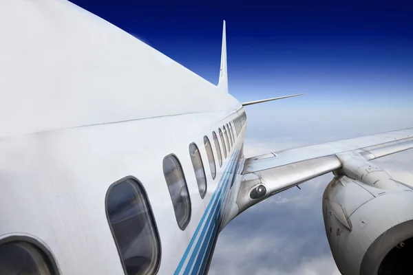 El avión con el fondo azul del cielo. — Foto de Stock
