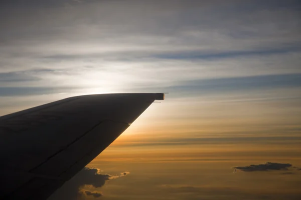 Το αεροπλάνο με το μπλε φόντο του ουρανού. — Φωτογραφία Αρχείου