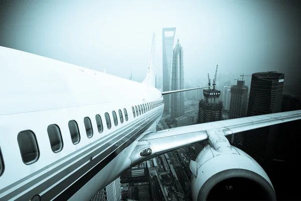Uçağın arka plan şehirden uzak — Stok fotoğraf