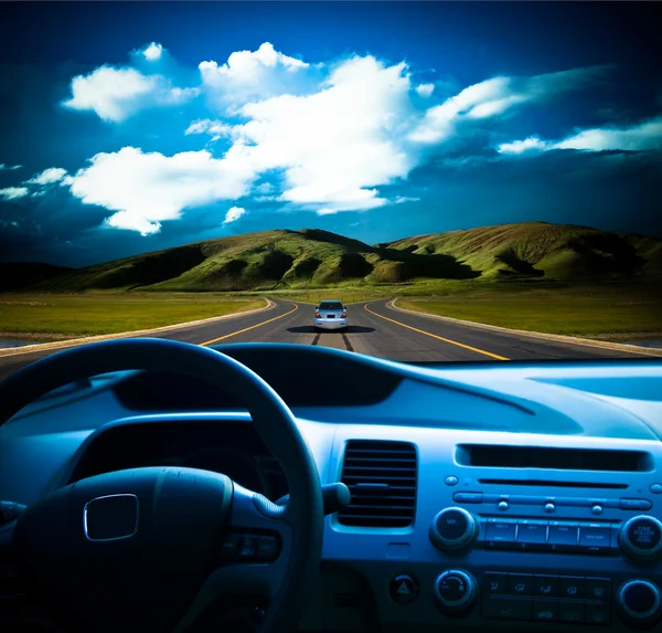 Tavel naar de toekomst, uitzicht vanaf een auto-interieur. — Stockfoto
