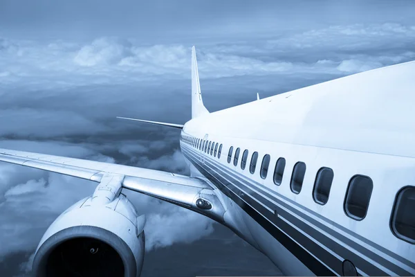 Lentokone, jolla on sininen taivas tausta. — kuvapankkivalokuva