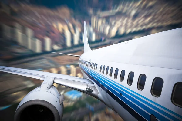 O avião longe da cidade, fundo abstrato — Fotografia de Stock