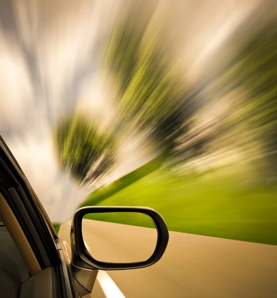 Bil på väg med rörelse oskärpa bakgrund. — Stockfoto