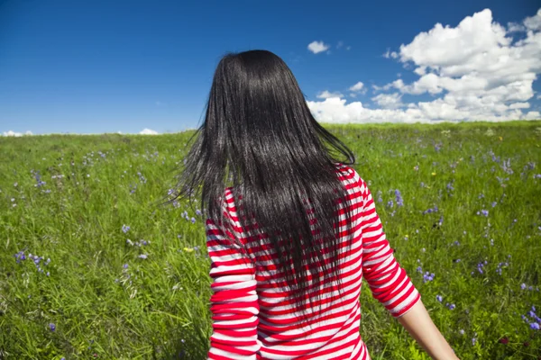 La chica caminando al aire libre del prado . —  Fotos de Stock