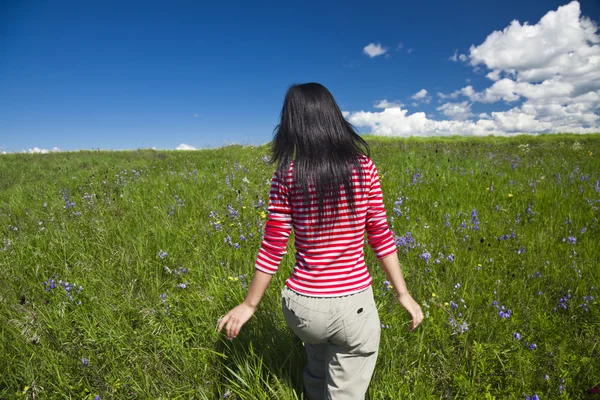 The girl walking outdoor of the meadow. — Stock Photo, Image
