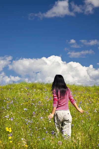The girl walking outdoor of the meadow. — Stock Photo, Image
