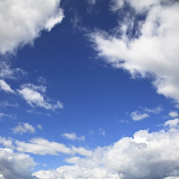 Ciel bleu et nuage blanc — Photo