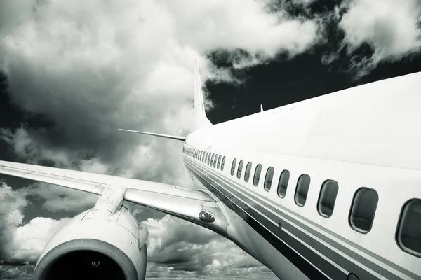 O avião com o fundo azul céu. — Fotografia de Stock
