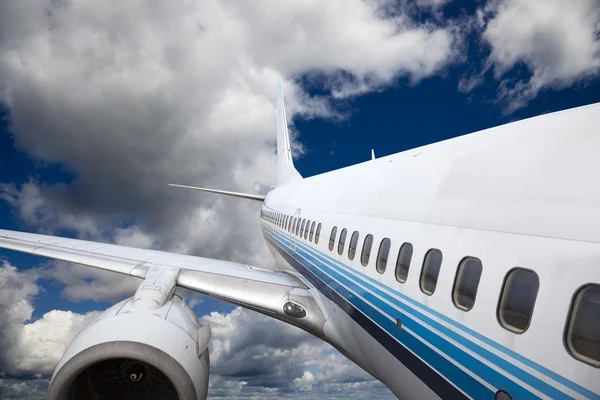 L'avion avec le fond bleu ciel. — Photo