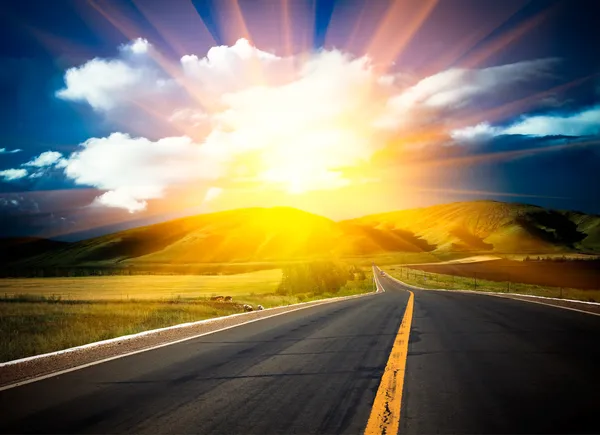 Lumière du soleil au-dessus de la route . — Photo
