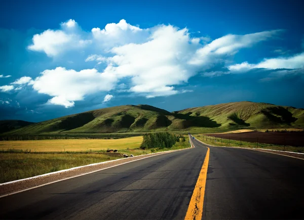 Estrada para o futuro com a montanha e céu azul fundo ao ar livre . — Fotografia de Stock