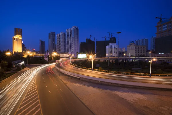 Verkehr durch die Innenstadt des Finanzzentrums Lujiazui in Shanghai China. — Stockfoto