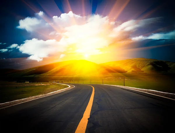 Sinar matahari di atas jalan . — Stok Foto