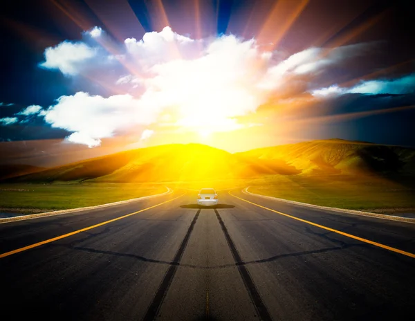 Φως του ήλιου πάνω από το δρόμο. — Φωτογραφία Αρχείου