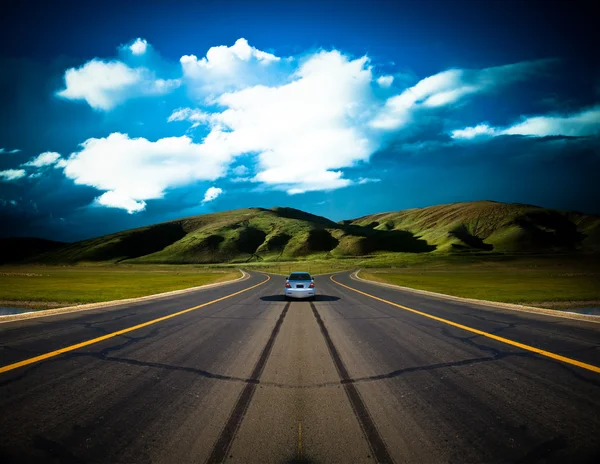 Út a jövőbe, a hegyi és a kék ég háttér szabadtéri. — Stock Fotó