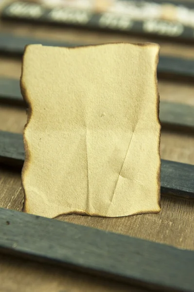 오래 된 불에 탄된 가장자리와 종이 — 스톡 사진