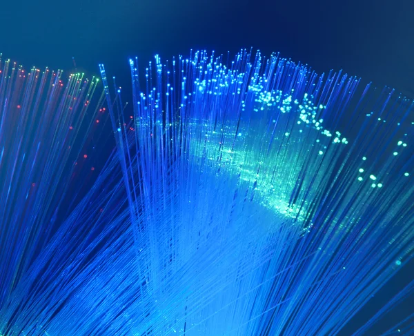 Gruppo di fibre ottiche dinamiche che volano dal profondo su fondo tecnologico — Foto Stock