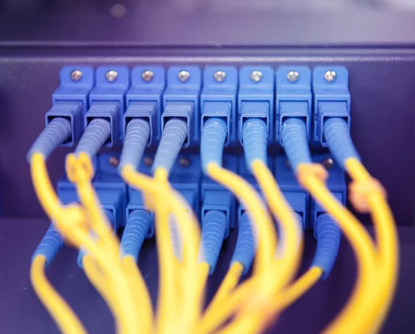 Sala de servidores de rede de comunicação e internet — Fotografia de Stock