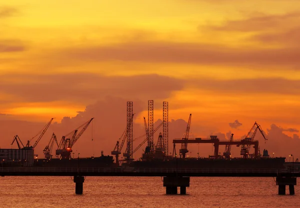 Fartyget och elektriska pelare över blå himmel i solnedgången — Stockfoto