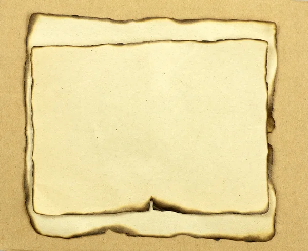 Старая обожженная бумага с обожженными краями — стоковое фото