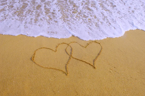 两颗心在日落海滩中绘制 — 图库照片