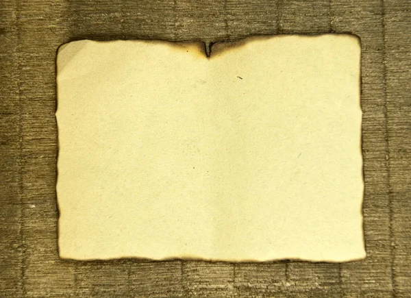 Vieux papier brûlé avec bords brûlés — Photo