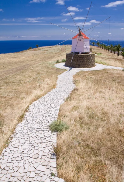 Footpath to Portuguese windmill — Stock Photo, Image