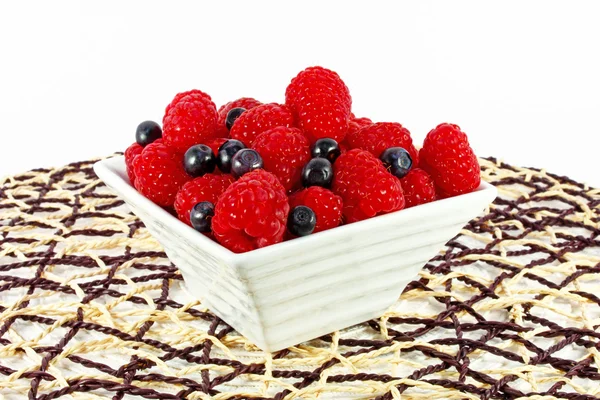Frambuesas rojas frescas y grosellas negras en el bowl —  Fotos de Stock