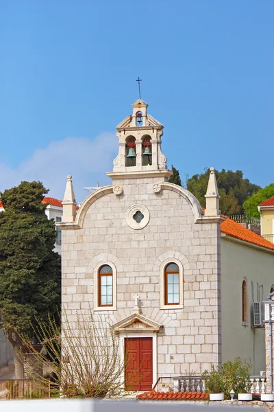 Küçük bir balıkçı yerde Akdeniz sahilinde, üç küçük kilise — Stok fotoğraf
