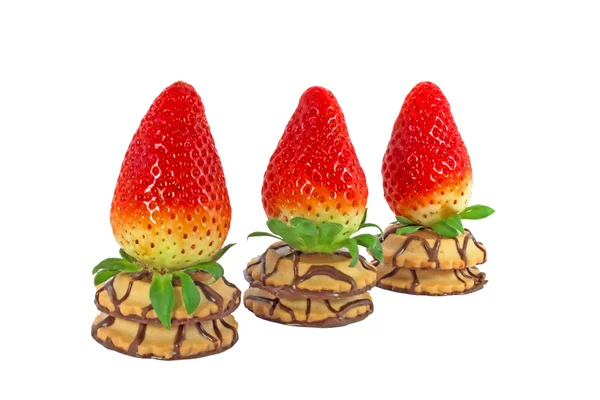 Trois fraises fraîches sur un gâteau — Photo