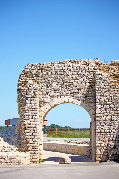 Porte dans un mur de pierre — Photo