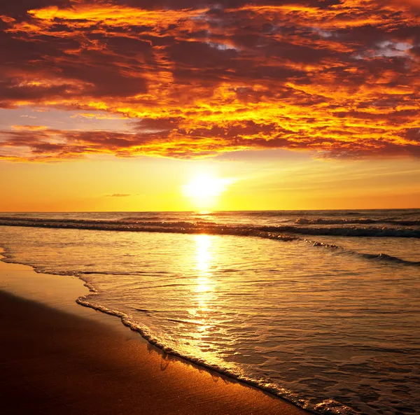 Sonnenuntergang am Meer lizenzfreie Stockfotos