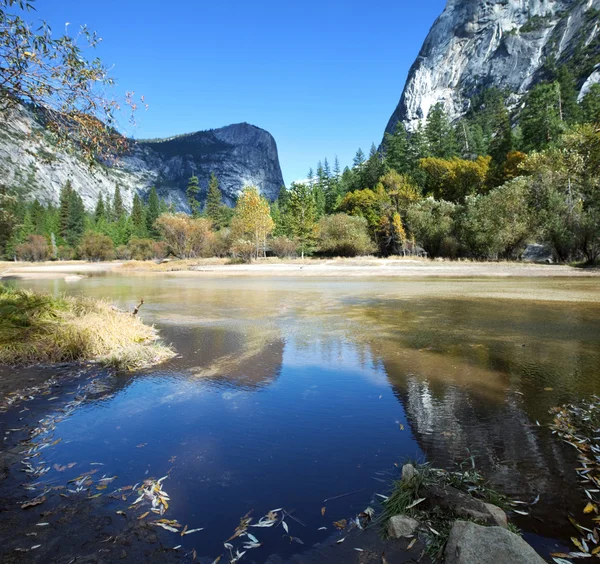 Lake in Yosemite — Stock Photo, Image